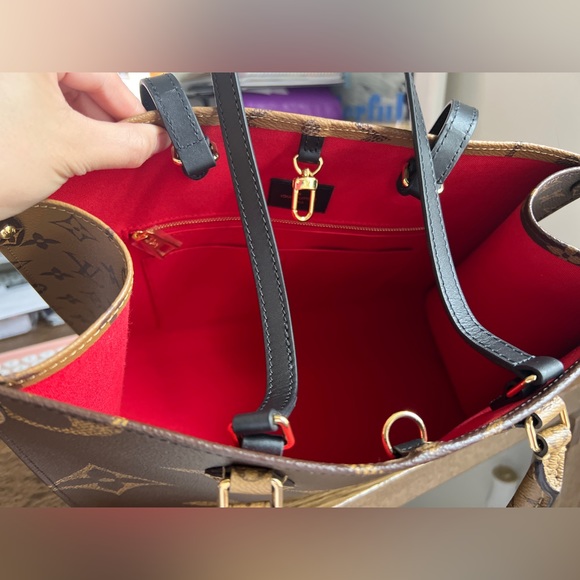 Sold Authentic Louis Vuitton OnTheGo MM - Picture 2 of 10